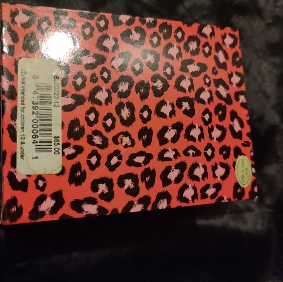 BETSEY JOHNSON WHITE ACRYLIC BAND GOLD TONE DIAL WATCH - Picture 5 of 7